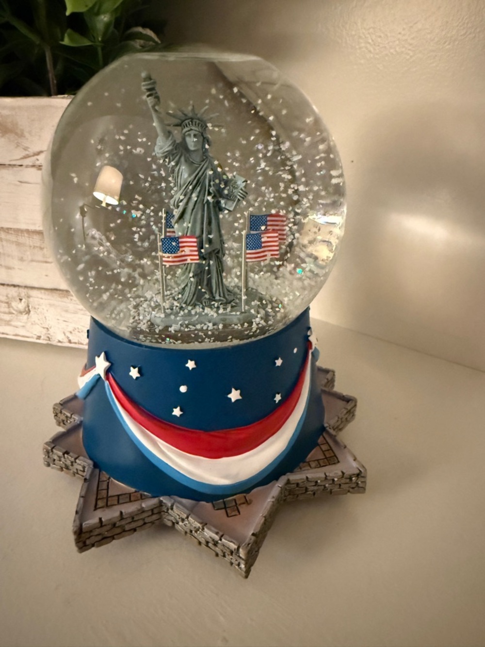 Hallmark Statue of Liberty Musical Snow Globe Star Spangled Banner Patriotic USA
